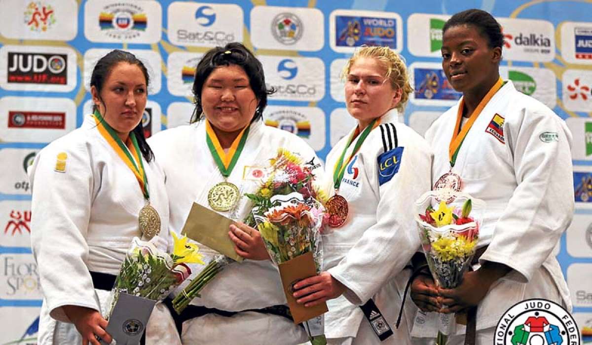 Marl&iacute;n Viveros (der.) posa con su medalla de bronce y un ramo de flores en el podio de la categor&iacute;a +78 kg del Campeonato Mundial Junior de Judo. Foto: Cortes&iacute;a / Intjudo
