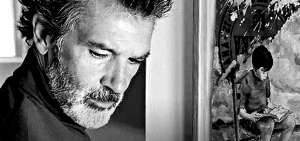 Salvador Mallo (Antonio Banderas) interpreta a un cineasta que transita sus recuerdos de la infancia, la relaci&oacute;n con su padre y sus actores. 