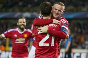 Rooney y Herrera, autores de los 4 goles, se abrazan luego del triunfo ante Brujas. Foto: AFP