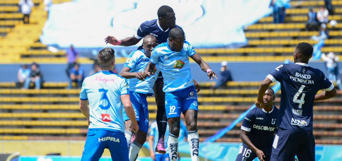 El delantero Jordy Caicedo, de Universidad Cat&oacute;lica, remata de cabeza sobre los defensores de Macar&aacute;.