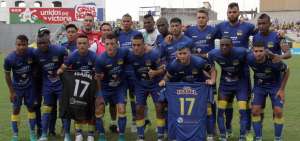 Jugadores de Delf&iacute;n posaron con la camiseta de la 'Tuca' previo al partido. 