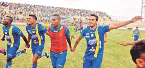 Para la historia, los jugadores de Delf&iacute;n celebran el retorno a la Serie A del equipo luego de 14 a&ntilde;os de ausencia. Foto: Rodolfo P&aacute;rraga / El Tel&eacute;grafo