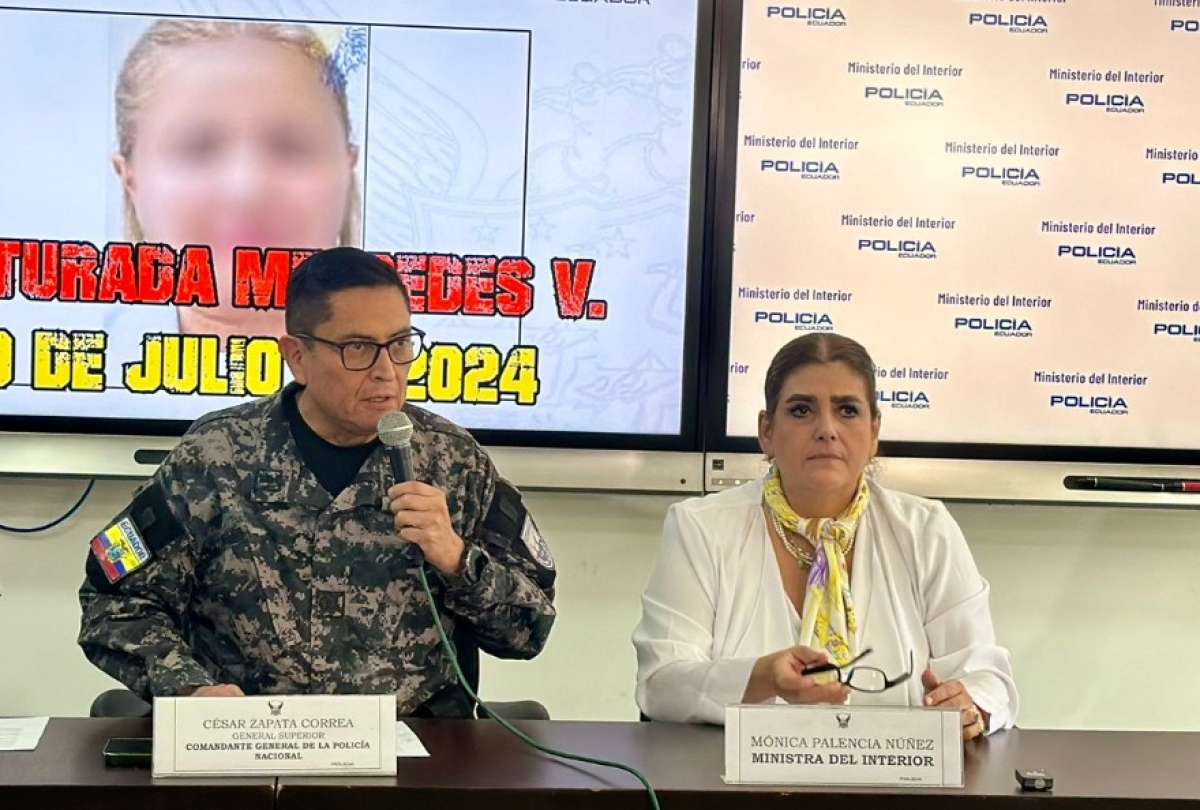 César Zapata (izq.), comandante de la Policía Nacional, junto a Mónica Palencia, ministra del Interior.