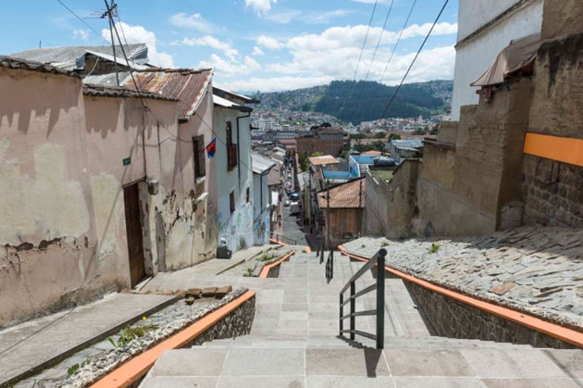 La calle Mideros es una de las m&aacute;s estrechas del Centro Hist&oacute;rico y de la ciudad. A&ntilde;os atr&aacute;s constitu&iacute;a el antiguo camino que conduc&iacute;a hasta el barrio de El Placer. Foto: John Guevara / El Tel&eacute;grafo