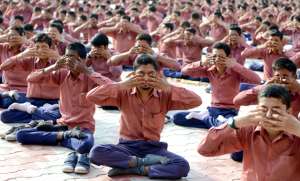 Alrededor de 1.300 estudiantes de la India se congregaron para recibir talleres de yoga durante 5 d&iacute;as.