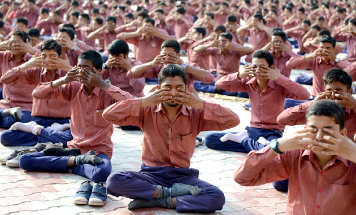 Alrededor de 1.300 estudiantes de la India se congregaron para recibir talleres de yoga durante 5 d&iacute;as.