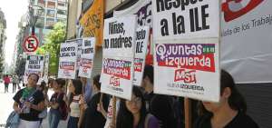 Un grupo de personas en una protesta pide que se practique la interrupci&oacute;n del embarazo a menor abusada sexualmente.