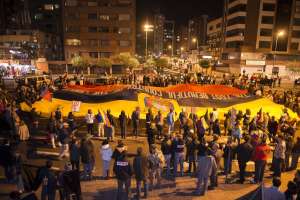 Protestantes mostraron una bandera gigante de Ecuador. Foto: Daniel Molineros