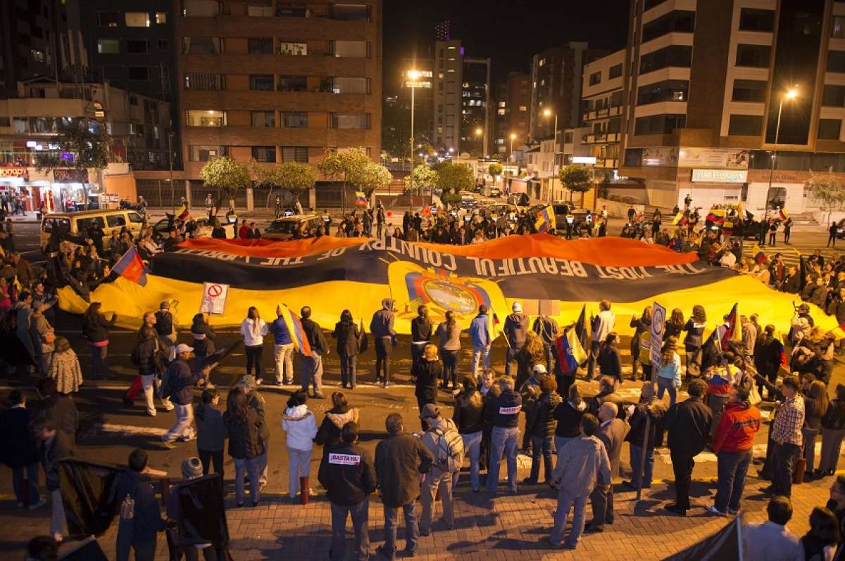 Protestantes mostraron una bandera gigante de Ecuador. Foto: Daniel Molineros