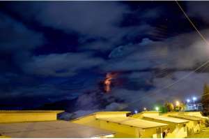 Desde hace una semana, los flujos pirocl&aacute;sticos son continuos en el volc&aacute;n Tungurahua. En la noche, la belleza de este espect&aacute;culo sobrecogedor se puede mirar desde diversos sitios. Fotos: Roberto Ch&aacute;vez│El Tel&eacute;grafo