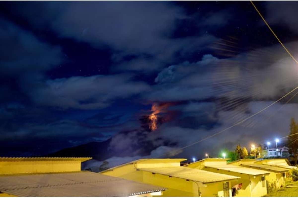 Desde hace una semana, los flujos pirocl&aacute;sticos son continuos en el volc&aacute;n Tungurahua. En la noche, la belleza de este espect&aacute;culo sobrecogedor se puede mirar desde diversos sitios. Fotos: Roberto Ch&aacute;vez│El Tel&eacute;grafo