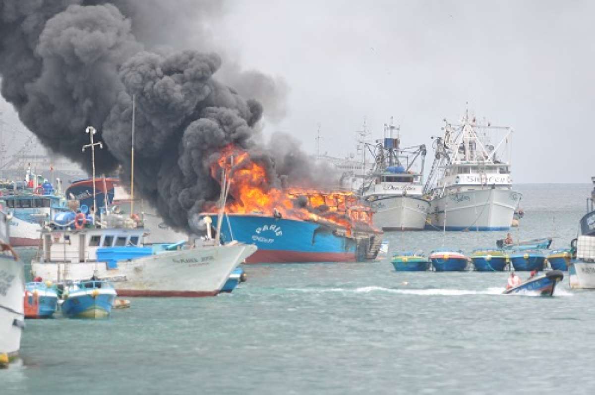 Se incendi&oacute; barco en la rada del puerto de Manta 