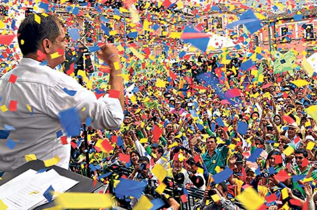 El presidente de la Rep&uacute;blica, Rafael Correa, saluda a los miles de sus seguidores que llenaron la Plaza de Santo Domingo en el centro de Quito. La movilizaci&oacute;n inici&oacute; en el sur de la capital. Foto: Cortes&iacute;a / Presidencia de la Rep&uacute;blica