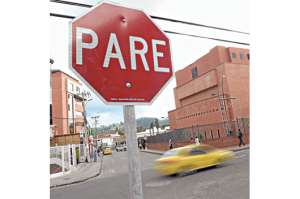 Conductores irrespetan leyes de tr&aacute;nsito en varios sectores