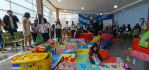 Los rompecabezas, pelotas y juegos armables primaron en la sala principal donde los menores se entretuvieron mientras se inauguraba el espacio.