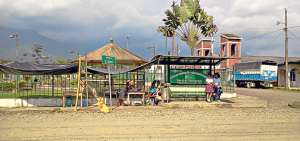 El centro de la parroquia tiene calles parcialmente asfaltadas. La actividad diaria es limitada porque sus habitantes se dedican a la ganader&iacute;a en las fincas. Foto: Shirley Serrano Moscoso.