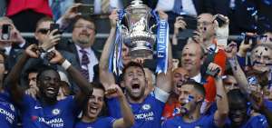 Los jugadores del Chelsea levantan el trofeo de la FA Cup tras vencer al Manchester United en la final.