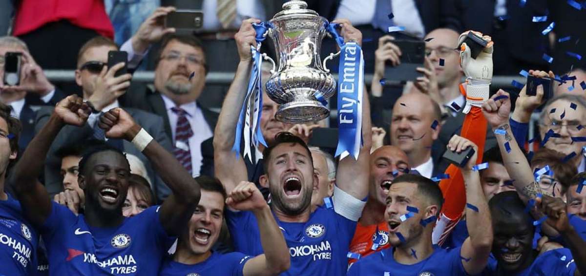 Los jugadores del Chelsea levantan el trofeo de la FA Cup tras vencer al Manchester United en la final.