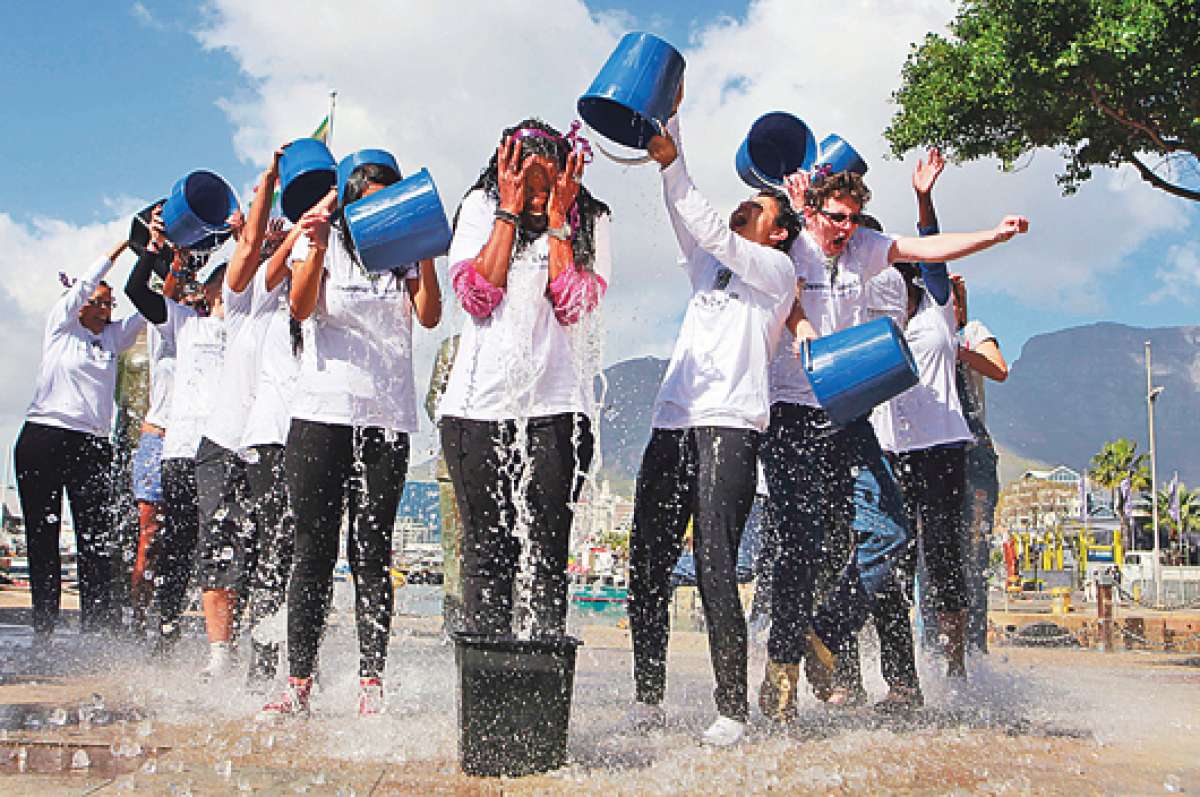 Desde Estados Unidos, pasando por Sudam&eacute;rica, hasta Sud&aacute;frica, miles de personas han colgado sus fotos en redes sociales participando del reto de agua fr&iacute;a. Foto: Afp