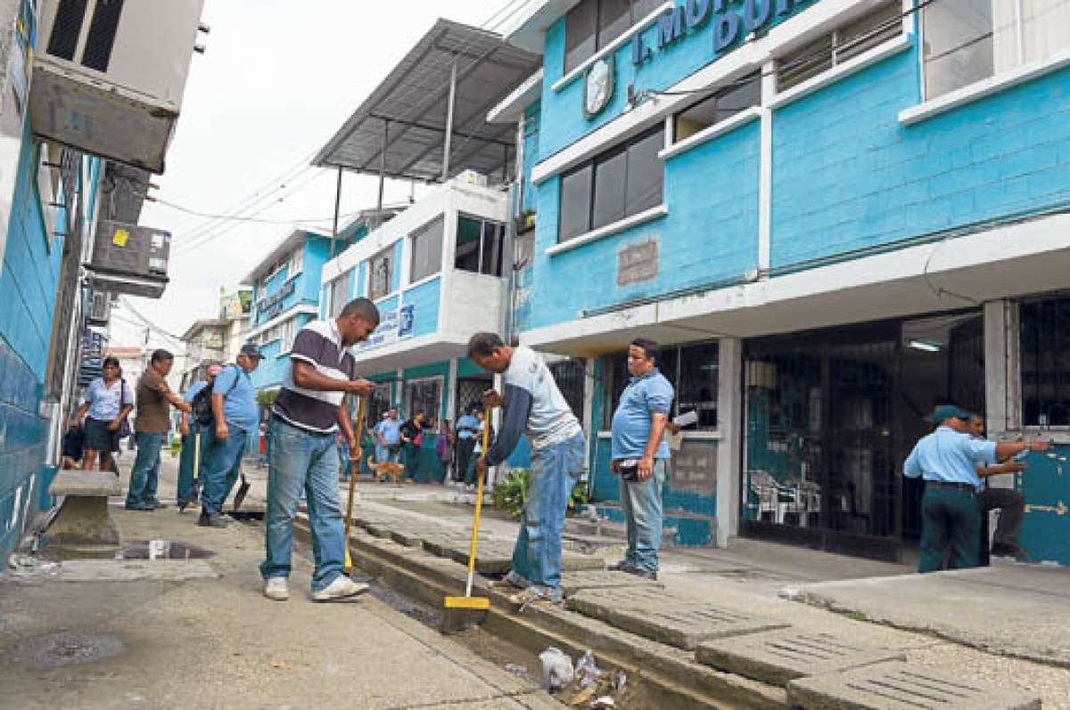 Ante el abandono que mostraban los edificios, los empleados municipales empezaron ayer los trabajos de reparaci&oacute;n y limpieza. Foto: Lylibeth Coloma.