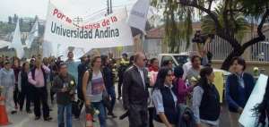 Estudiantes y trabajadores de Universidad Andina marchan en Quito