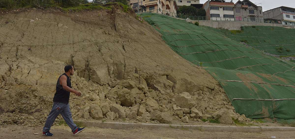 Las viviendas de la parte alta corren el riesgo de ir al piso si no se detiene el deslizamiento. Una de ellas ya tiene trizaduras y fue desocupada.