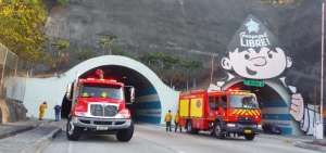 Bomberos de Guayaquil acudieron para controlar el incendio forestal. 