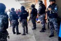 Ministro del Interior confirma 3 detenidos y más de 75 allanamientos realizados tras ataque en puerto de Esmeraldas