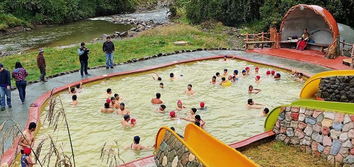 En el Centro Recreacional Oyacachi existen 2 grandes piscinas de agua termal. Este l&iacute;quido posee propiedades curativas, especialmente para los huesos.