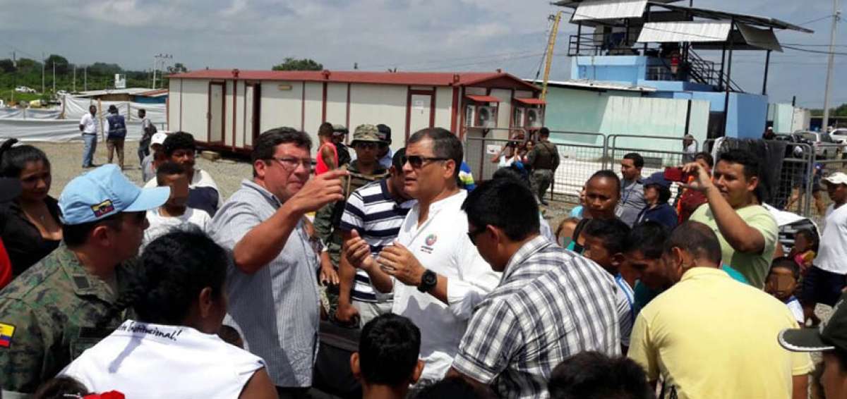 Correa recorri&oacute; zonas sacudidas por r&eacute;plicas de terremoto