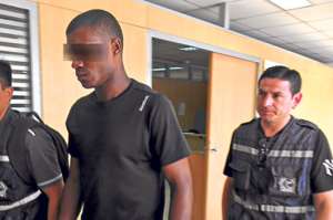 Fausto P. (centro), custodiado por polic&iacute;as judiciales, fue detenido el 24 de octubre de 2014, en Guayaquil. Foto: Cortes&iacute;a.