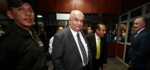 Caupolic&aacute;n Ochoa (centro), abogado del expresidente Rafael C., present&oacute; el recurso.