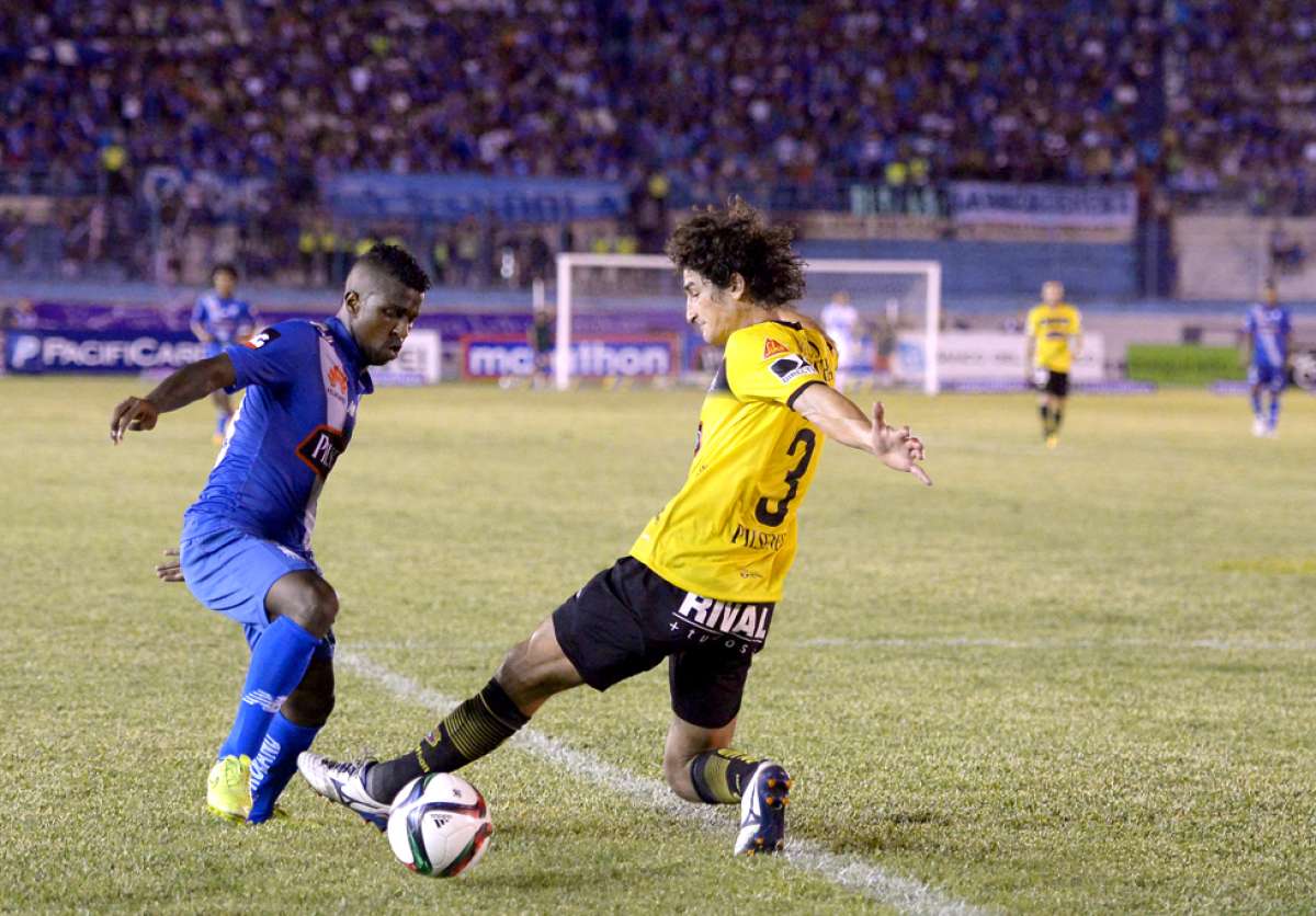 Miller Bola&ntilde;os (izquierda) se quita con habilidad la marca del jugador &lsquo;canario&rsquo; Andr&eacute;s Lamas, antes del centro que termin&oacute; en el segundo gol de los &lsquo;el&eacute;ctricos&rsquo;. Foto: Jos&eacute; Mor&aacute;n / El Tel&eacute;grafo