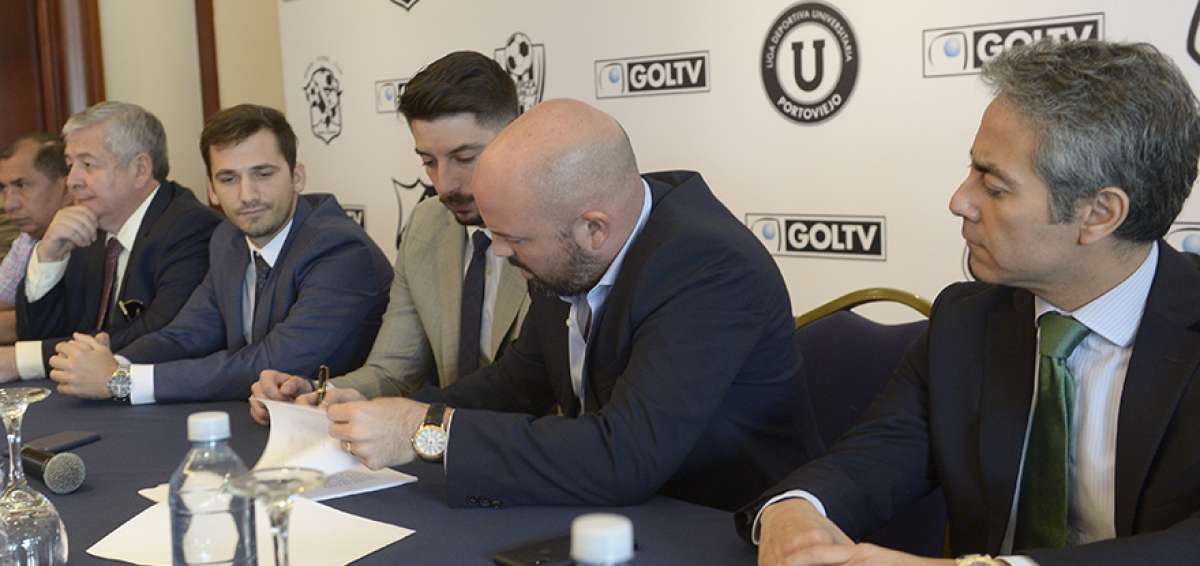 Carlos Moyano Casal (i), representante de GolTV, firma el contrato de adjudicaci&oacute;n de los derechos de TV; Miguel Loor -titular de la Liga- observa la acci&oacute;n.