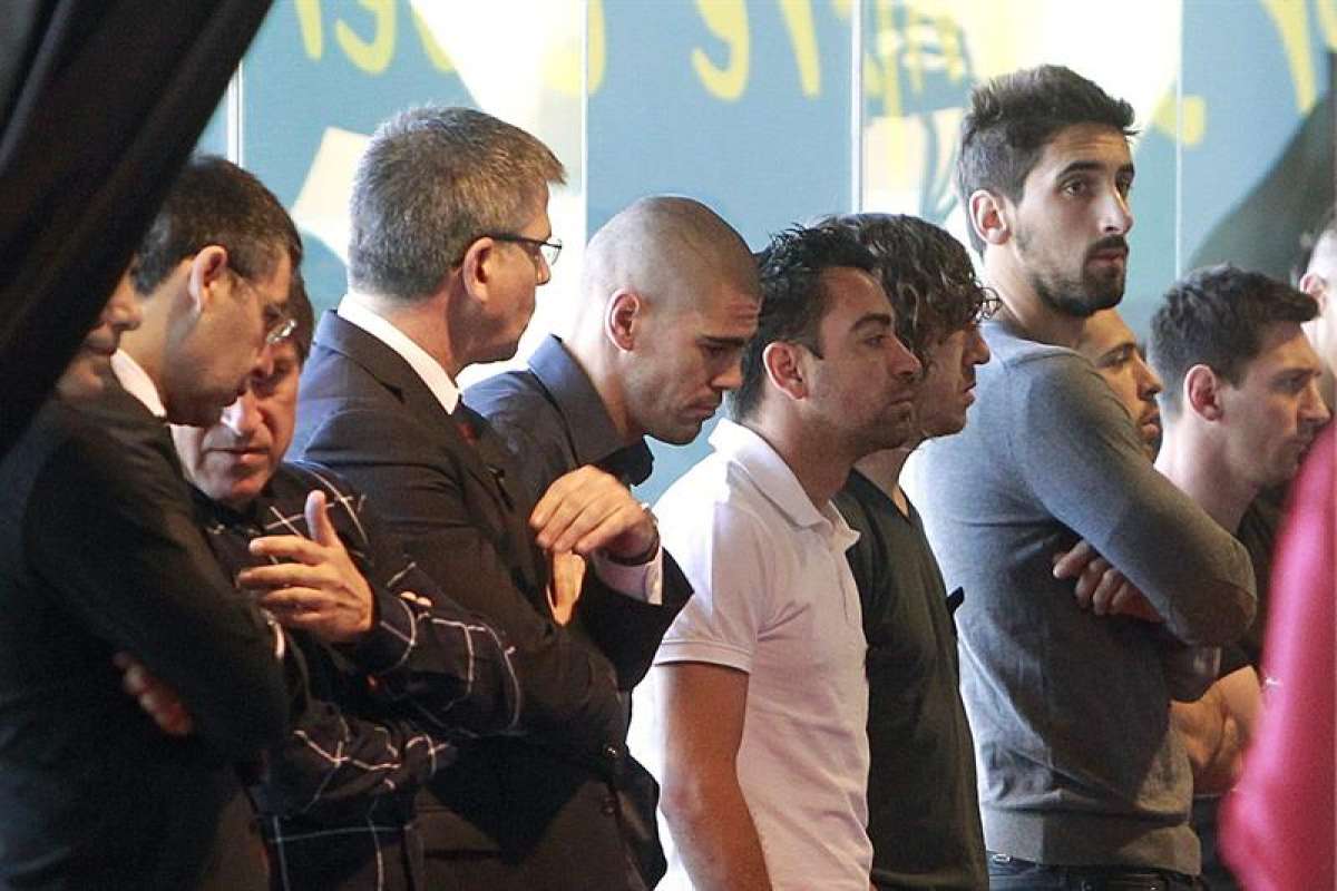 Jugadores se despidieron de Tito, en un lugar que implement&oacute; el club en su estadio. Foto: EFE