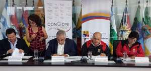 Firma del convenio entre Congope y Conadis.