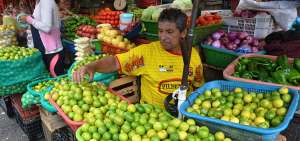 En los mercados de Machala la fruta que se vende proviene, mayoritariamente de Colombia.