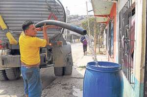 El problema del servicio de agua potable, en los sectores menos atendidos, aumenta la reproducci&oacute;n del mosquito causante del dengue. Foto: Archivo / El Tel&eacute;grafo.