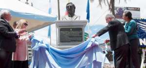 La develaci&oacute;n del busto que se llev&oacute; a cabo en 2014.
