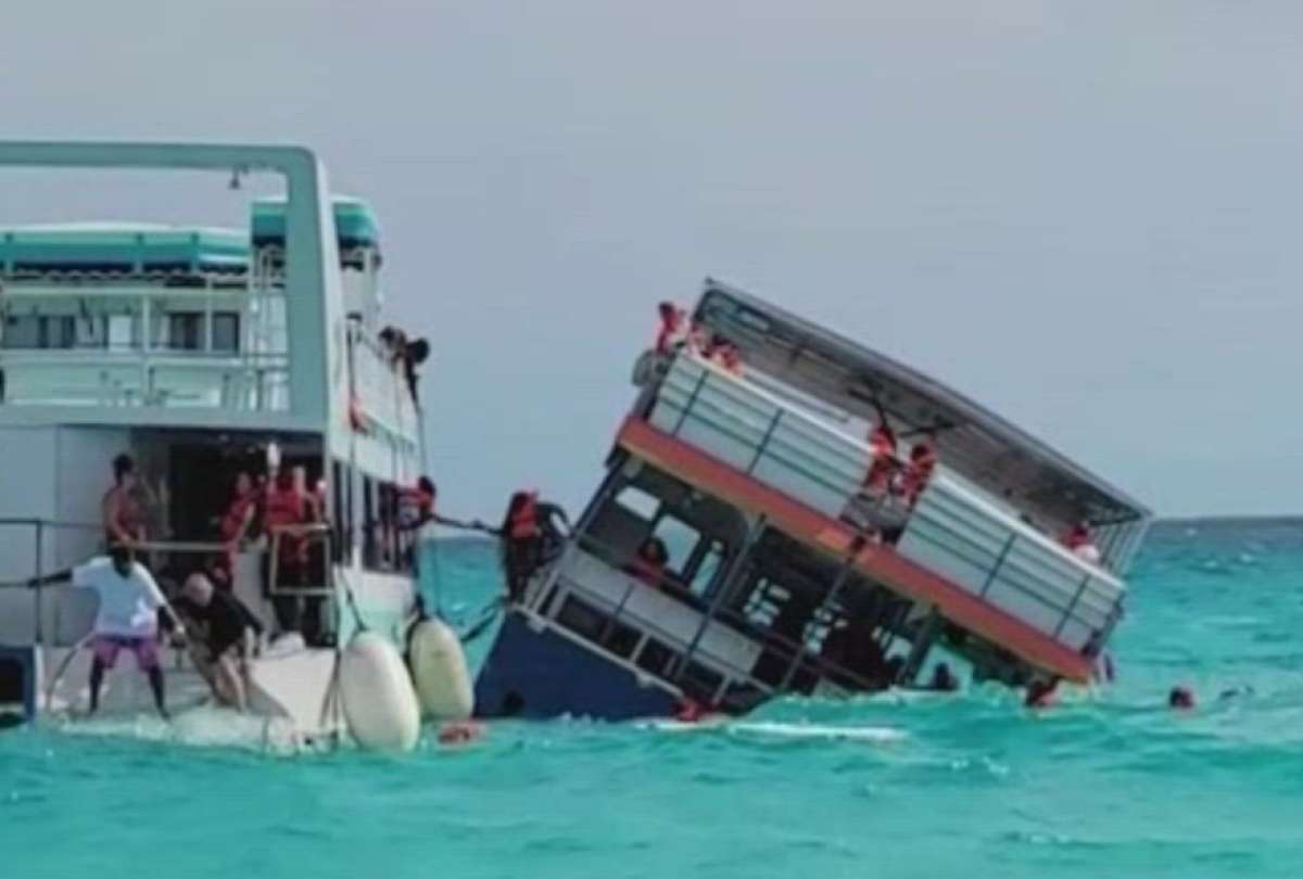 Los pasajeros saltaron del ferry para salvar sus vidas, en Bahamas. 