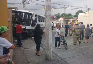 Miembros del Cuerpo de Bomberos de Guayaquil colaboraron con la atenci&oacute;n m&eacute;dica a los pasajeros del bus de la OCP. Foto: Karla Naranjo / El Tel&eacute;grafo