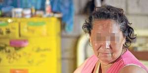 Sandra vende tortillas para mantener a su familia. Los dolores en sus rodillas han aumentado. Foto: Francisco Ipanaqu&eacute; / El Tel&eacute;grafo