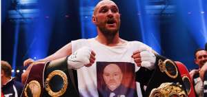 Tyson Fury posa junto a los cinturones que gan&oacute; en los &uacute;ltimos a&ntilde;os.