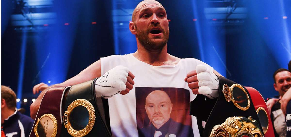 Tyson Fury posa junto a los cinturones que gan&oacute; en los &uacute;ltimos a&ntilde;os.