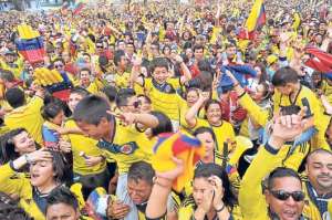 Aficionados colombianos celebraron en las principales calles de la ciudad de Bogot&aacute; el triunfo que los clasific&oacute; a cuartos de final. Foto: EFE.