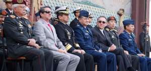 El ministro Carvajal  junto con los miembros del alto mando militar.