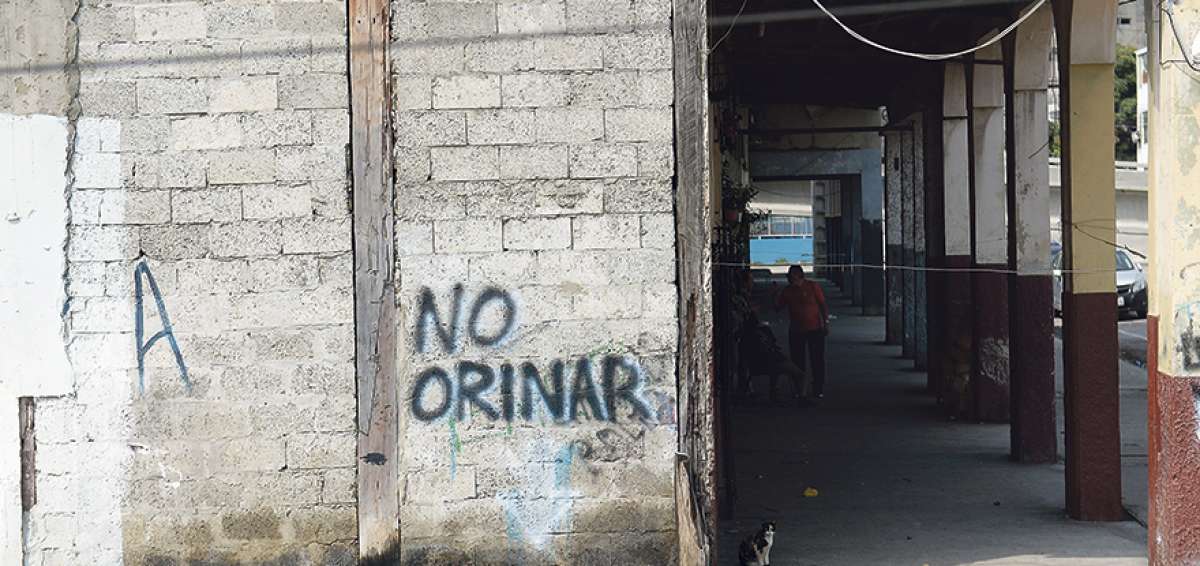 La pared de una casa  de construcci&oacute;n mixta, en las calles Jos&eacute; de Antepara y Juli&aacute;n Coronel, permanece humedecida porque es usada como &ldquo;urinario&rdquo;. Transe&uacute;ntes y conductores miccionan all&iacute; pese a que hay prohibiciones.
