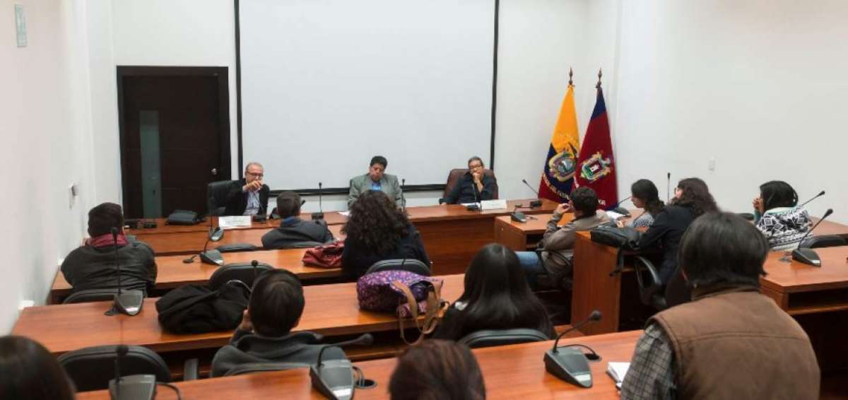 Orlando P&eacute;rez (izq), director de El Tel&eacute;grafo, particip&oacute; junto a Gustavo Abad (der), docente de la Universidad Central 