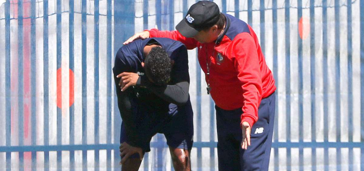 Hern&aacute;n Dar&iacute;o 'Bolillo' G&oacute;mez (d) convers&oacute; con &Eacute;dgar B&aacute;rcenas en el &uacute;ltimo entrenamiento de Panam&aacute;. Tras los reclamos del DT, el centrocampista empez&oacute; a llorar. 