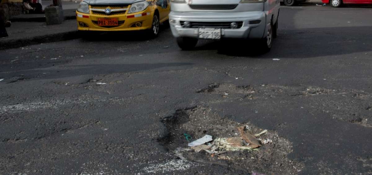 Pese a los bacheos que realiza el Municipio de Quito, se forman huecos en las v&iacute;as de la capital.